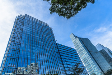Obraz premium Modern office building against blue sky.