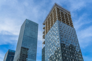 Obraz premium Modern office building against blue sky.