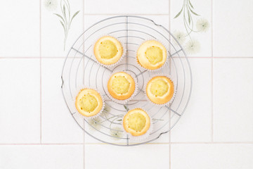 自宅でお菓子作り　スイートポテトマフィンを作る工程　8-焼きあがったマフィンを網の上に乗せる