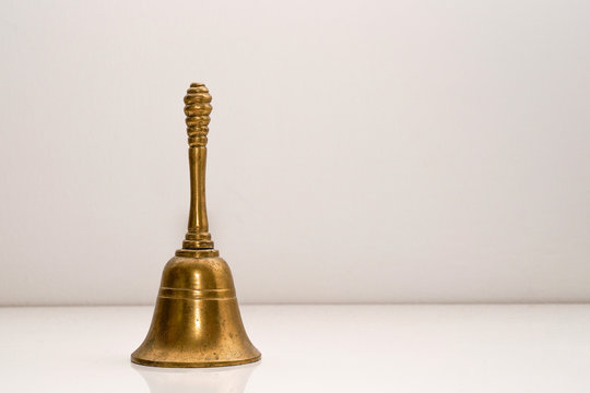cloche en cuivre de m&eacute;ditation et de nettoyage &eacute;nerg&eacute;tique sur fond blanc