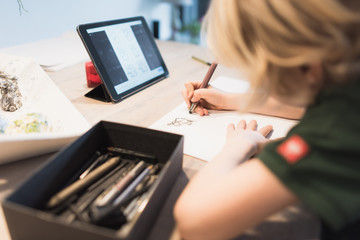 Ein Kind ist am malen.