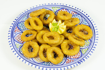 beignets de calamars à la romaine sur un fond blanc