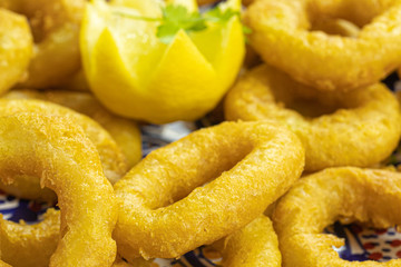 assiette de beignets de calamars à la romaine et salade