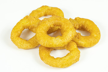 beignets de calamars à la romaine sur un fond blanc