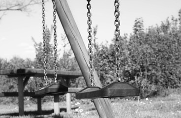Leere Kinderschaukel auf dem Spielplatze