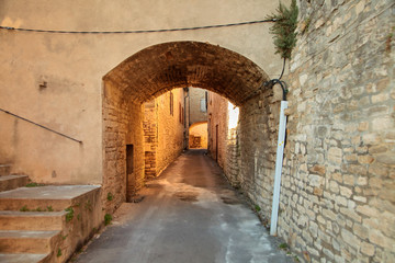 Fototapeta premium Arched passage in old mediterranean town