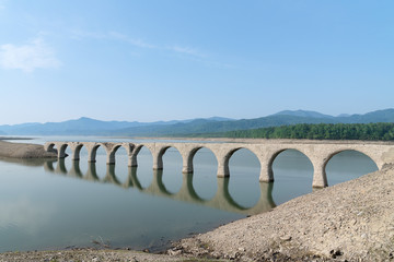 北海道糠平タウシュベツ陸橋と快晴の景色