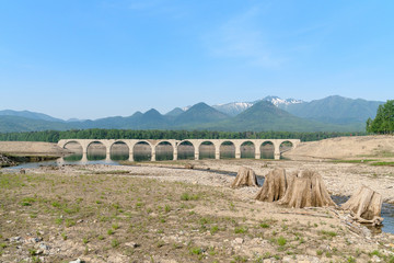 北海道糠平タウシュベツ陸橋と快晴の景色