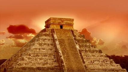 Fototapeta na wymiar Chichen Itza, Mexico at sunrise. This pyramid was built by the Maya civilisation. It is a temple dedicated to the god Kukulcan. 