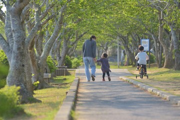 新緑の公園を散歩する親子（千葉県旭市袋公園）
