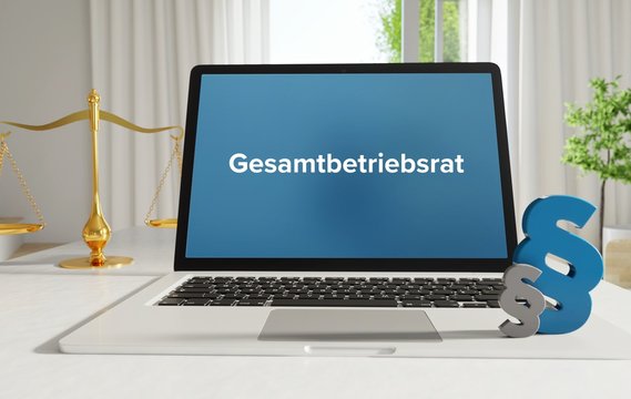 Gesamtbetriebsrat &ndash; Recht, Gesetz, Internet. Laptop im B&uuml;ro mit Begriff auf dem Monitor. Paragraf und Waage.
