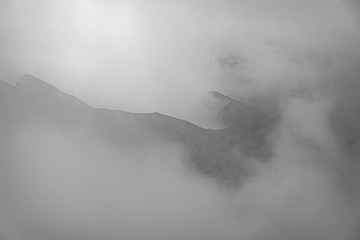 曇った稜線　モノクロ