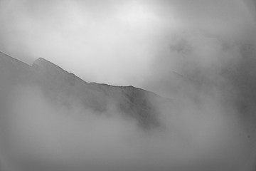 曇った稜線　モノクロ