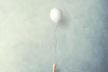 Fotobehang hand laat witte ballon vrij vliegen © fran_kie