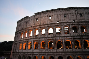 Fototapeta premium Coliseo romano durante el atardecer 