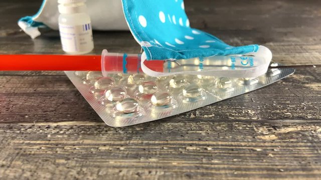 Impfung gegen Corona mit Tabletten und Atemschutz