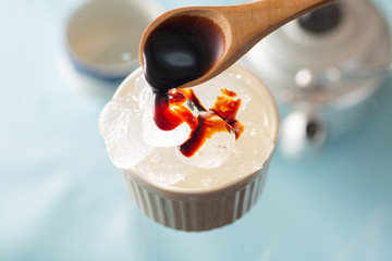 わらび餅に黒蜜をかける