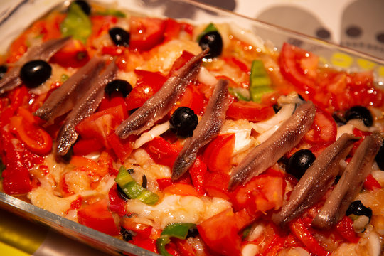 Esqueixada de bacalao y pimientos con anchoas y aceitunas negras,plato catal&aacute;n
