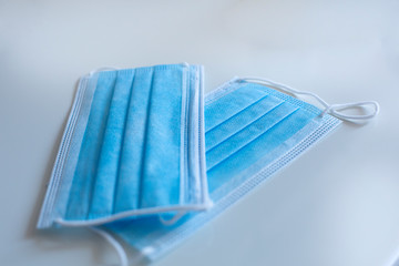 Coppia di mascherine chirurgiche celesti isolate su sfondo bianco