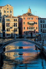 venedig, italien - kleine brücke am canal grande im abendlicht