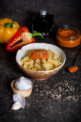 Fusilli-Nudeln mit orangem Paprika-Sesam-Pesto