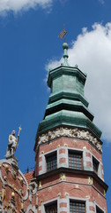 Gdańsk, Wielka Zbrojownia, wieżyczka z figurą obok. Stan z 2011 roku.