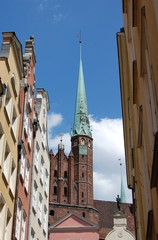 Gdańsk, Bazylika Mariacka, boczna wieża z zegarem, widoczna między kamieniczkami. Rok 2011.
