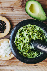 Guacamole fait maison - Préparation traditionnel mexicaine épicée