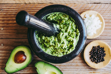 Guacamole fait maison - Préparation traditionnel mexicaine épicée