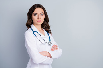 Photo of attractive doc practitioner lady patients consultation not smiling reliable person virology clinic arms crossed wear white lab coat stethoscope isolated grey color background