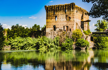 Torre Historica de un puente del siglo XVI construido encima de un rio en el medio de un bosque