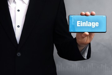 Einlage. Geschäftsmann im Anzug hält ein Smartphone in die Kamera. Der Begriff Einlage steht auf dem Handy. Konzept für Business, Finanzen, Statistik, Analyse, Wirtschaft