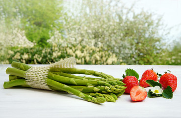 Green asparagus with strawberries, copy space © Johanna Mühlbauer