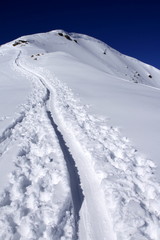 Bivio, Skitour Roccabella, Skispur zum Gipfel.