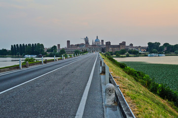 Obraz premium Panoramic view from the road leading to the city of Mantua, Italy
