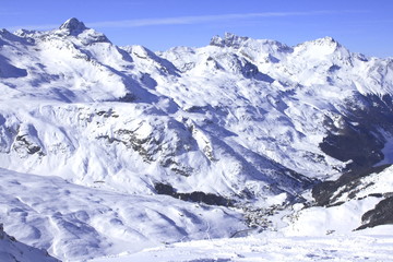 Bivio, Skitour Roccabella, Blick vom Gipfel auf Piz Platta, Piz Forbesch , Piz Arblatsch und Bivio im Tal.