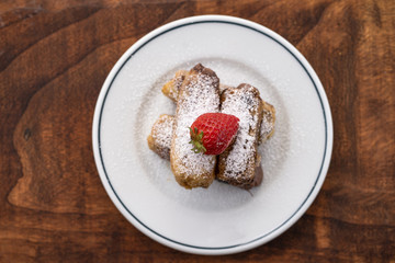 Freshly baked rolls buns with sugar filling on parchment paper. Top view. Sweet Homemade Pastry christmas baking. Close-up. Kanelbule.Homemade bakery — baked roll with kaiser and powdered sugar