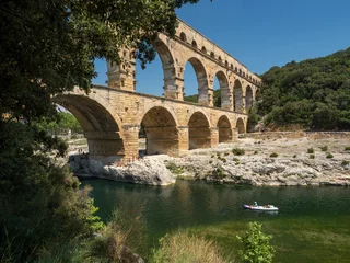 Foto op Plexiglas Pont du Gard Frankrijk, juli 2019: Pont du Gard is een oud Romeins aquaduct, Zuid-Frankrijk bij Nimes