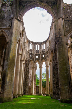 Innenraum der &Uuml;berreste der Abtei von Hambye in der Normandie in Frankreich