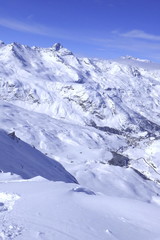 Bivio, Skitour Roccabella, Blick vom Gipfel auf Piz Platta und Piz Forbesch. Im Talgrund liegt Bivio.