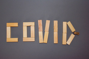 Napis z drewnianych jasnych klocków na szarym tle. © Krzysztof Głowacki