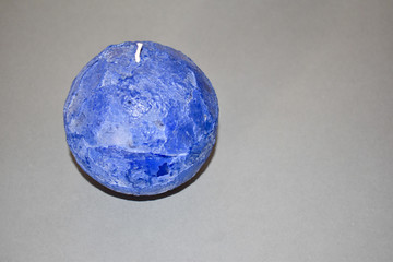 Doża niebieska świeca na szarym tle. © Krzysztof Głowacki