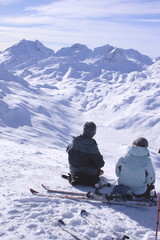 Fototapeta na wymiar Bivio, Skitour Roccabella, Gipfelrast mit Blick auf Piz Duan, Piz Mäder, Piz Turba, Piz Forcellina und Piz Piot.