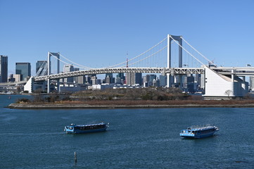 ２０２０年の東京の風景　２月のお台場で停泊する屋形船と青空の風景