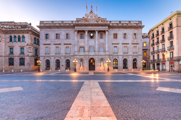 Obraz premium Casa de la Ciutat, City Hall of Barcelona on the Placa de Sant Jaume in The Gothic Quarter of Barcelona during morning blue hour, Spain