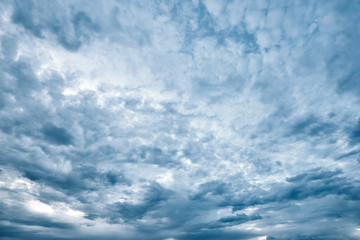 Wolken am Himmel während der Dämmerung