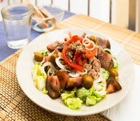mediterranean vegetable salad with tuna