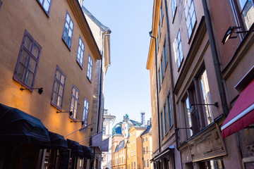 Obraz premium Narrow street in Stockholm. The old town (gamla stan) of the Swedish capital. Photo of medieval architecture.
