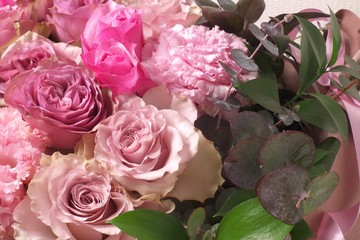 ピンクのバラのフラワーアレンジメント - Pink roses in flower arrangement