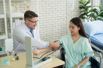 Obraz premium The male doctor advised and talking to the female patient.